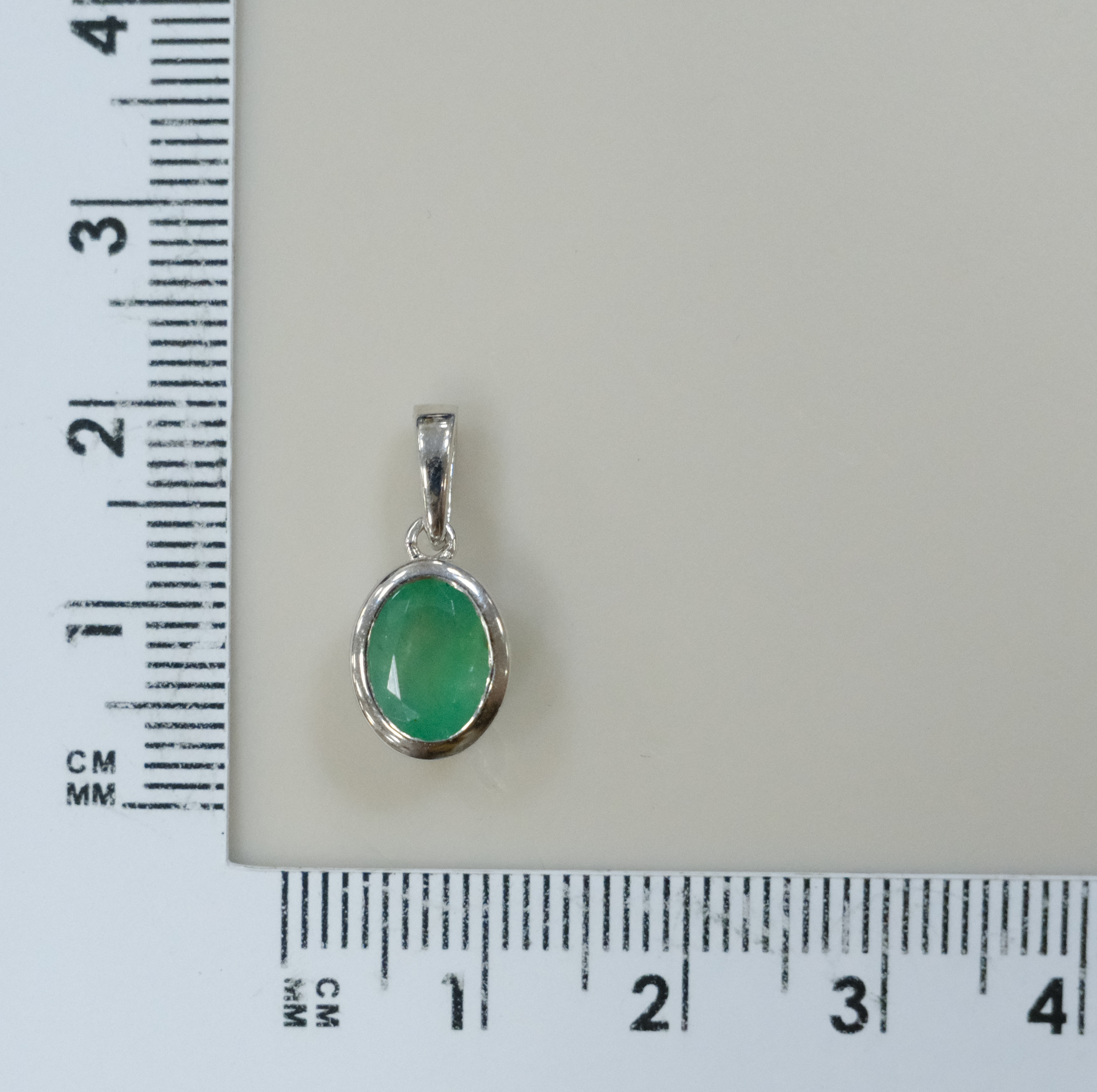 Серебряная подвеска с изумрудом